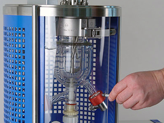 Compact lab reactor system for low and high pressure reactions, with interchangeable glass and steel pressure vessels (Picture: Büchi AG)