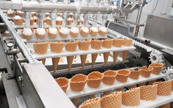 Flow controller for aeration of ice cream