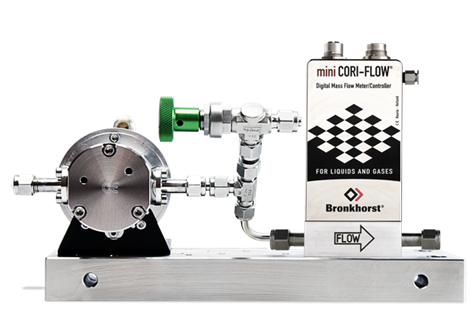 Liquid mass flow meter with pump
