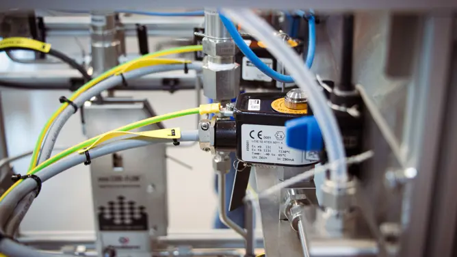 Ein Coriolis-Durchflussmesser, der in von Zeton gebauten Pilotanlagen verwendet wird (Copyright: Zeton)